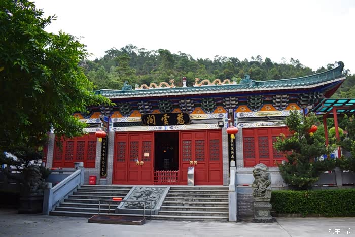 这边是洪田山中的百年古寺慈云阁,也是洪田山中的另一重要景点,香火