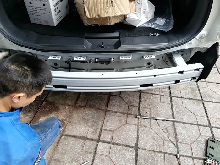 19款奇骏,有后防撞钢梁吗?