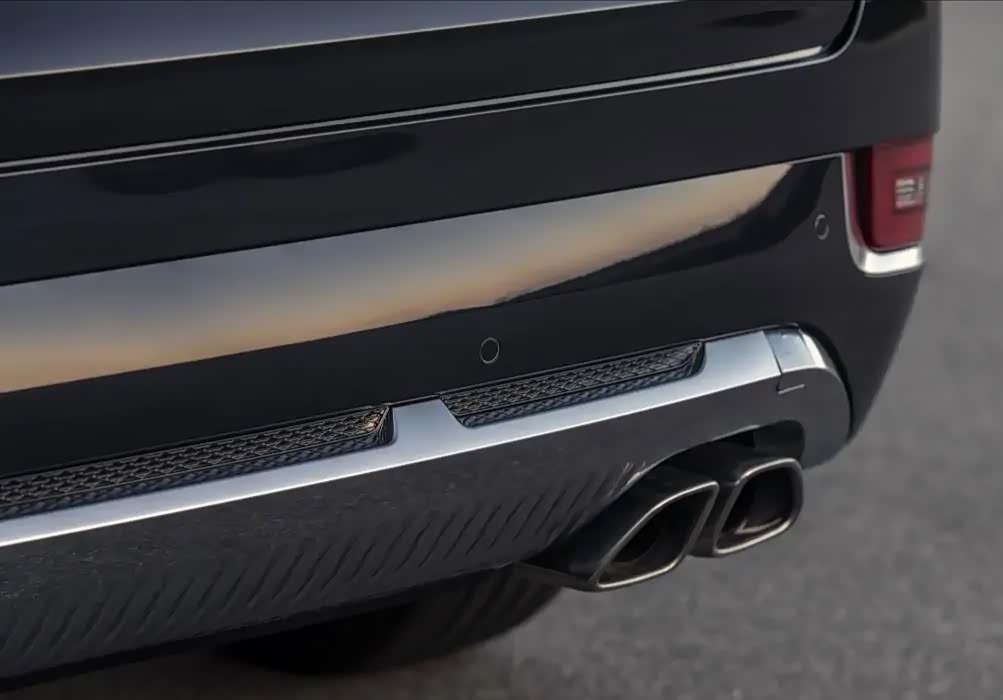 点缀式的效果结合外围的镀铬包裹让我们看起来非常的霸气.