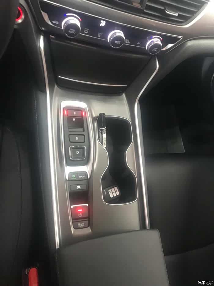 我买的油电混合的雅阁,所以按键式的换挡很高档,有一种贵族范,构