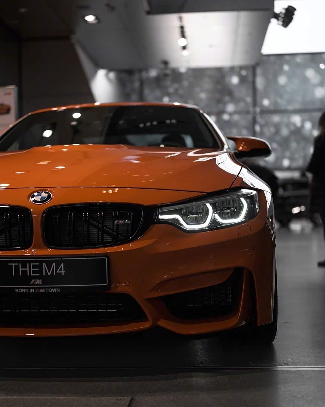 这两个颜色的宝马m4你们喜欢哪一款