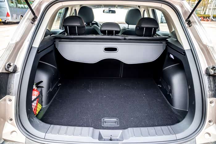 后备箱空间够用了,我还没装过太多东西,但是上次接表哥回家,他那2个大