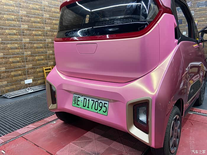 外观改成粉色的,这个是贴膜好呢还是喷漆呢?