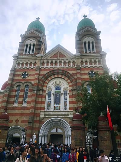 天津滨江道的教堂,刚好赶上婚礼,祝福新人