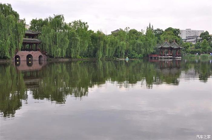 心曠神怡的棠湖公園如入仙境