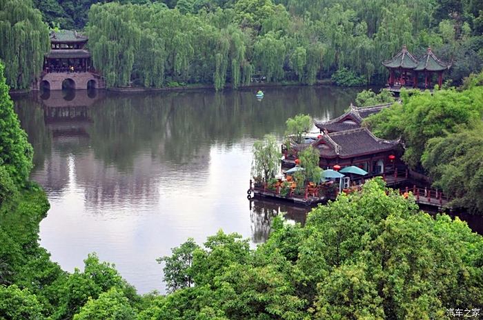 心曠神怡的棠湖公園如入仙境