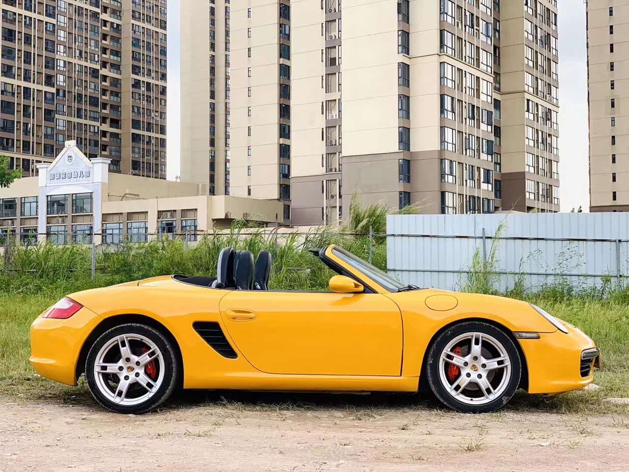 超级帅气的敞篷跑车保时捷波斯特黄色太骚气了