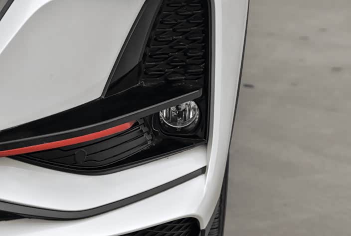 大尺寸的纺锤形中网格栅犀利的led大灯,融为一体霸气十足