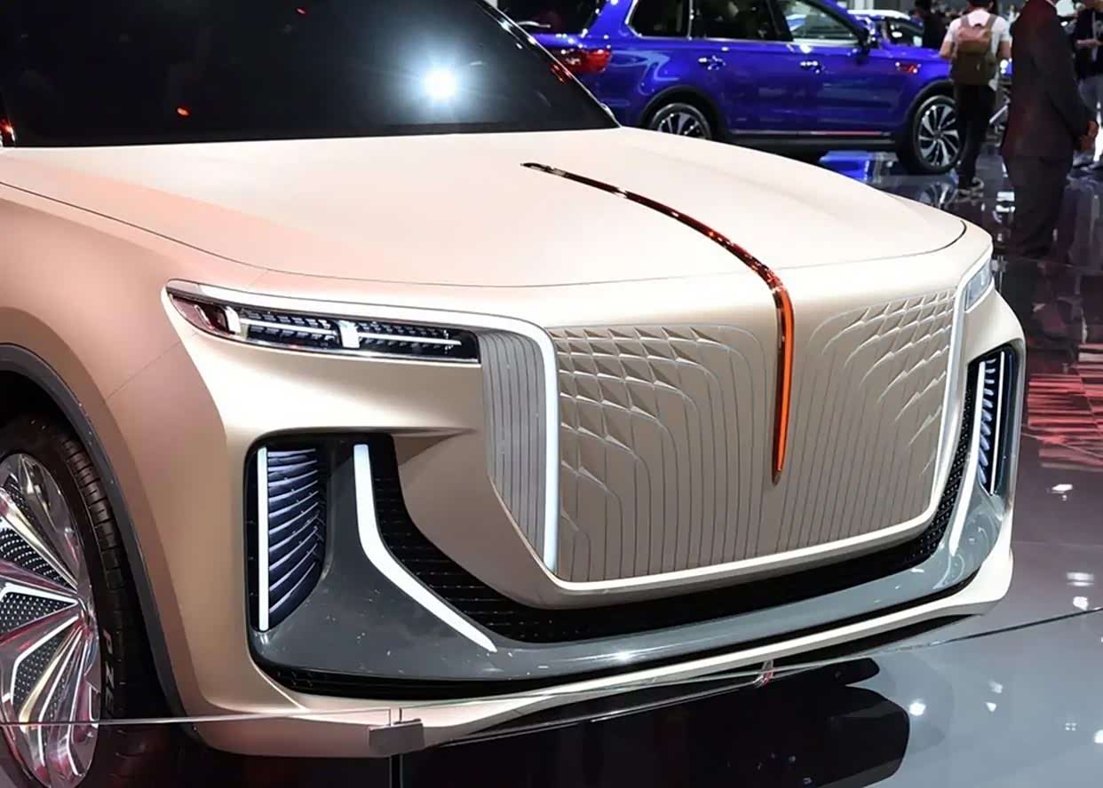 红旗e115外形靓丽给人一种科技感十足的感觉