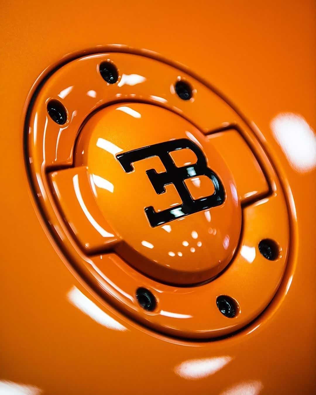 橘黄色的车身让这台布加迪更加魅力十足