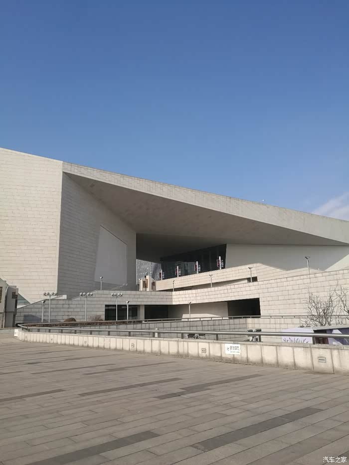 首先映入眼帘的是这个宏伟的建筑一一山西大剧院