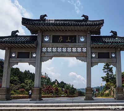 进入庐山景区内门头