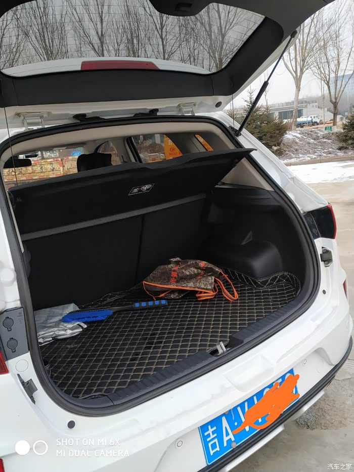后备箱空间也够用.