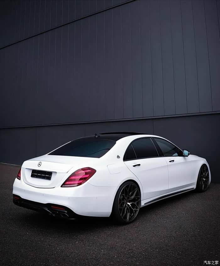 奔驰s级用最简单的黑白配色展示出最酷的车身