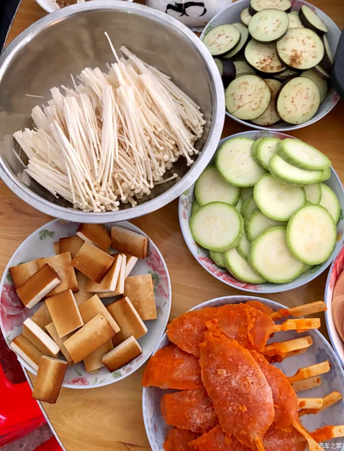 各种配菜,想吃啥都能烤,烧烤这种东西真的就是万变不离其宗.