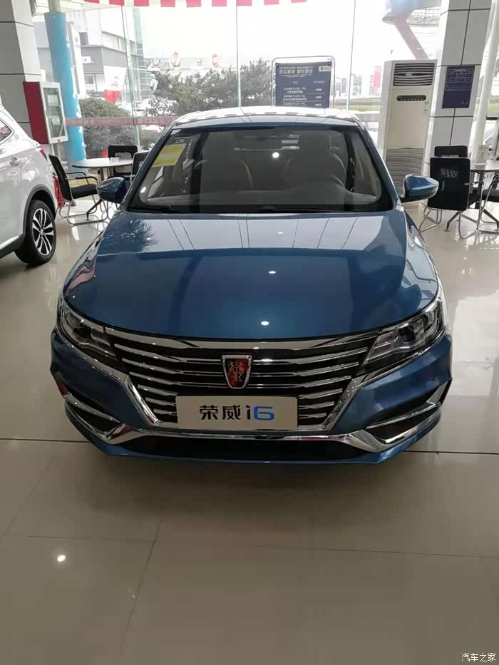 车的前面,很大气,宝蓝色,显理性贵气.