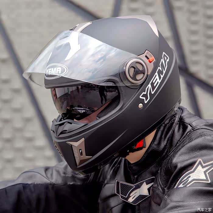 新款头盔啦,防撞防***.各位车主凭大众汽车购车发票半价优惠哟