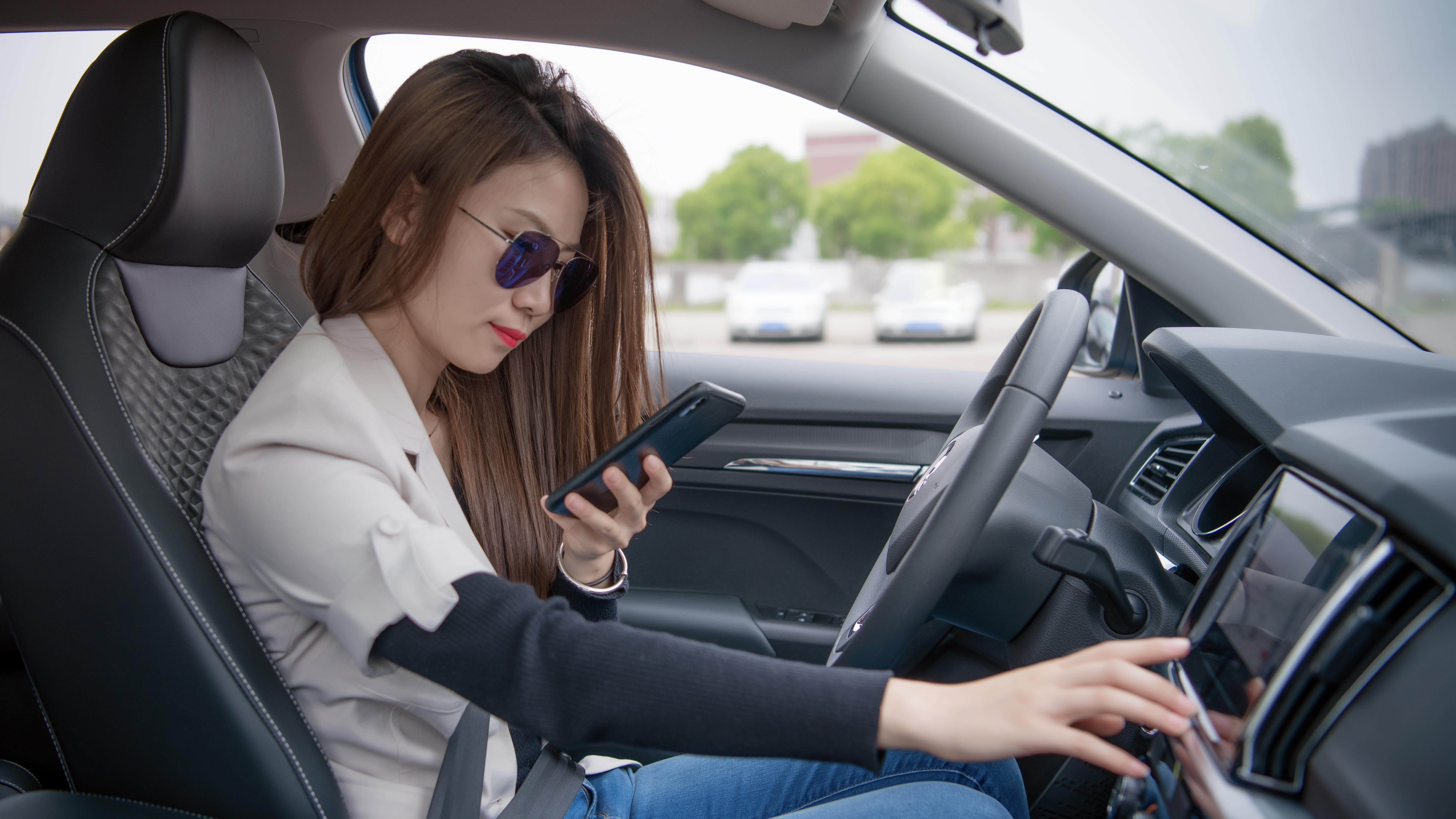 时尚美女自驾柯米克探寻老上海