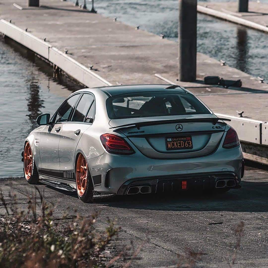 性感奔驰c63 amg四门,这一代四门c63还是低调了很多.