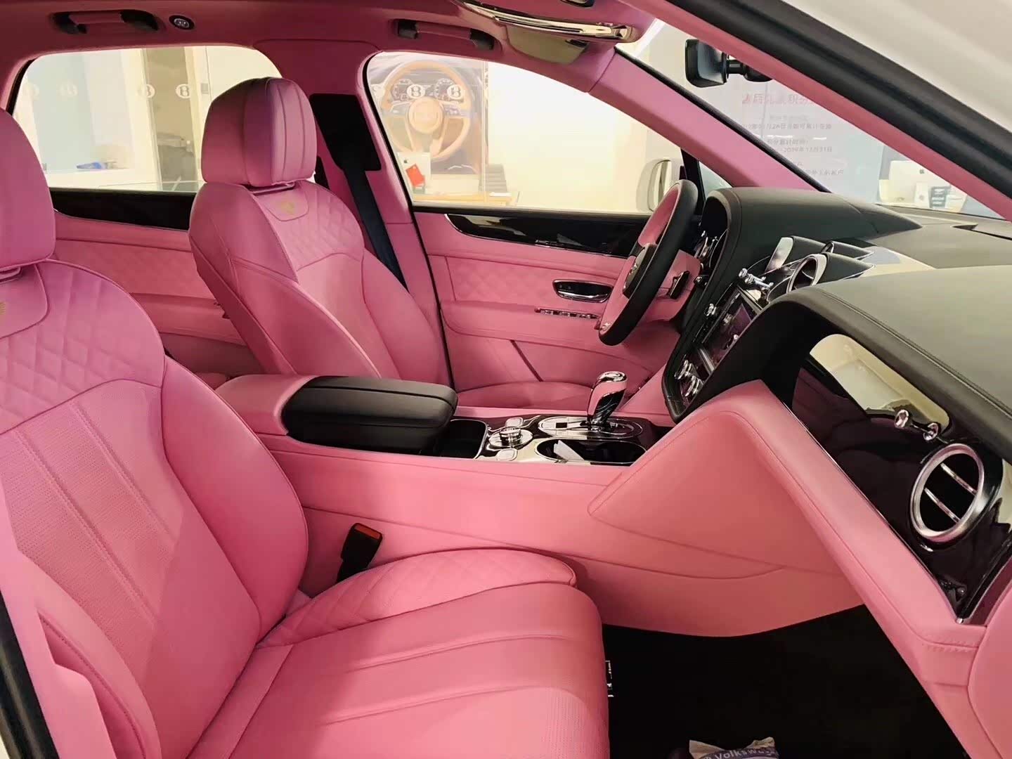 宾利添越粉色定制版,着实不同