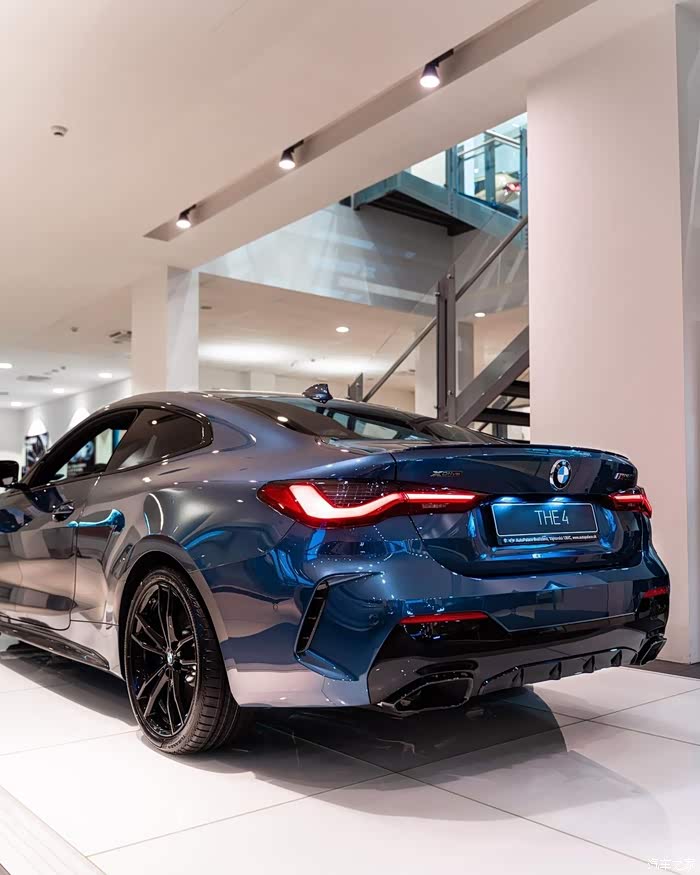 宝马4系竞速蓝,换代后更加跑车化的外观,这个颜色好好看.