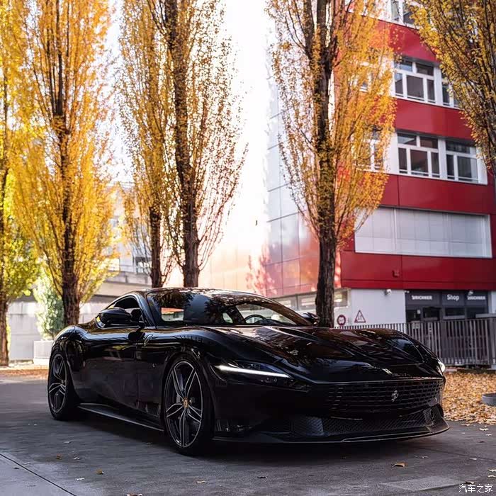 黑色法拉利ferrari roma气势汹汹的样子