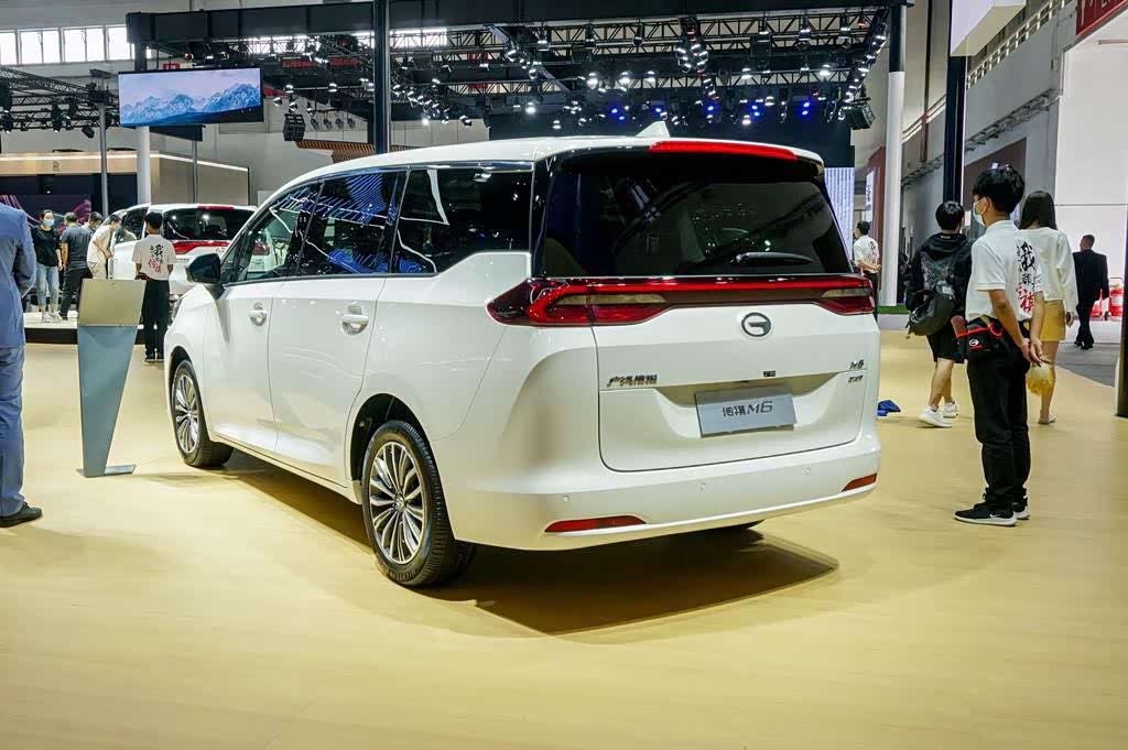 图 广汽m6 白色的外观设计非常时尚