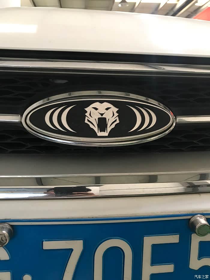 奇瑞前车标怎样扣下来?