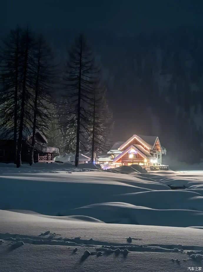 风雪夜归人夜晚的雪景非常迷人适合旅行
