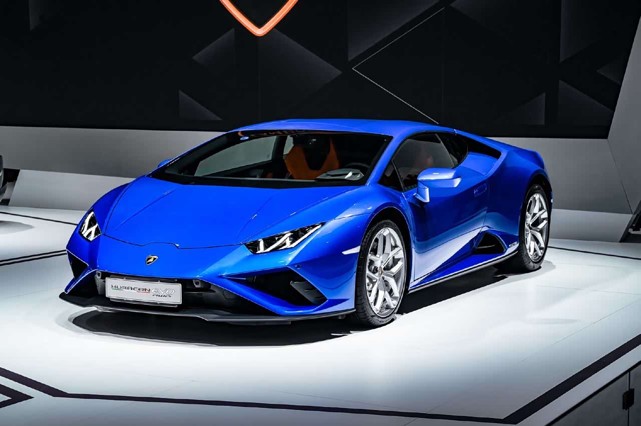 成都车展兰博基尼展台上的老外男模,姿势挺骚气