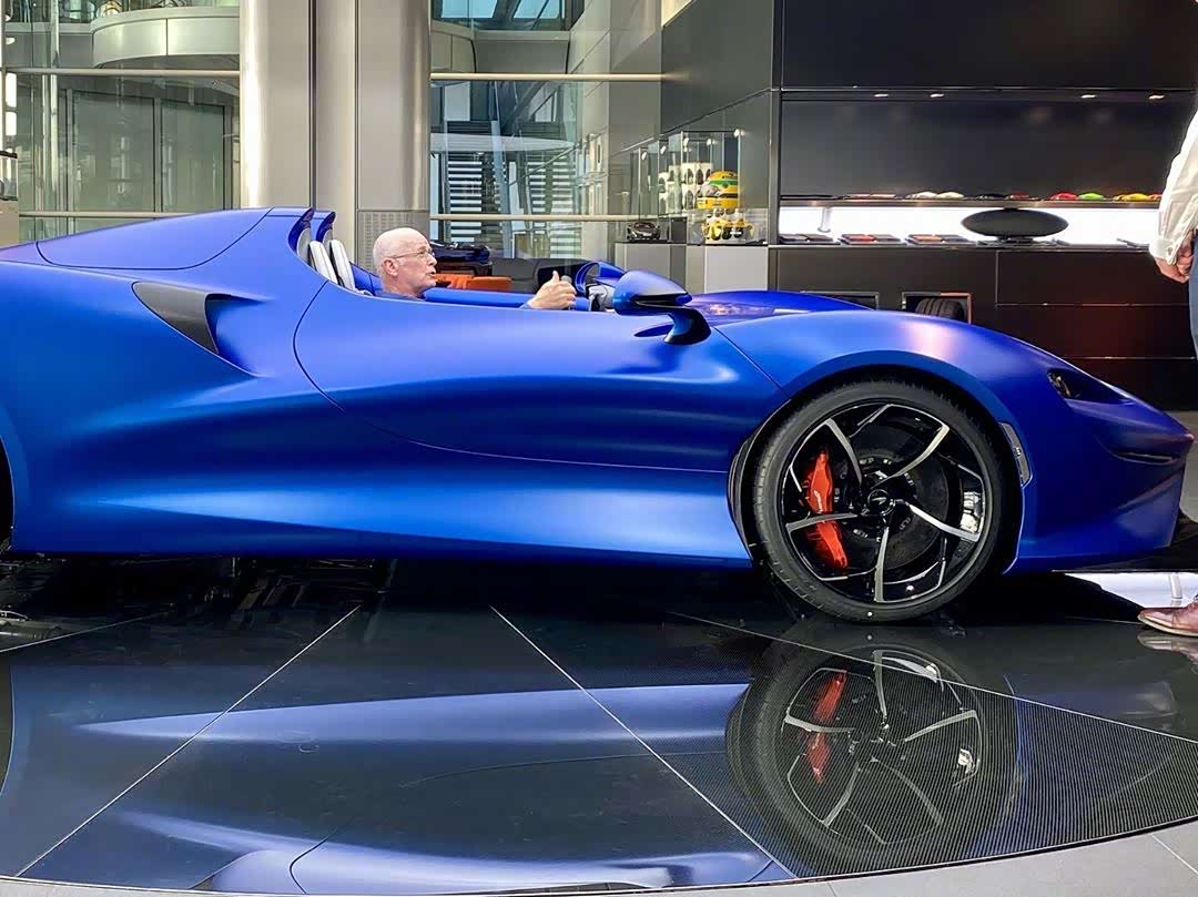 蓝色全敞篷迈凯伦mclarenelva.