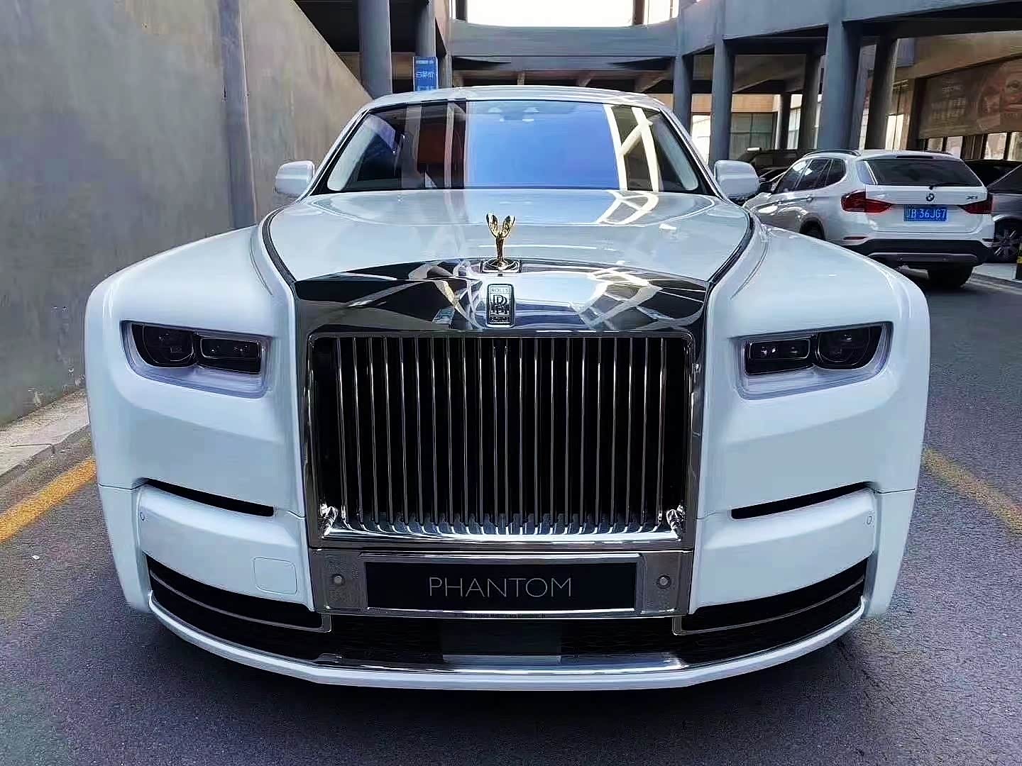 图 白色7系的都是狠人,那么它呢?白色劳斯莱斯幻影.