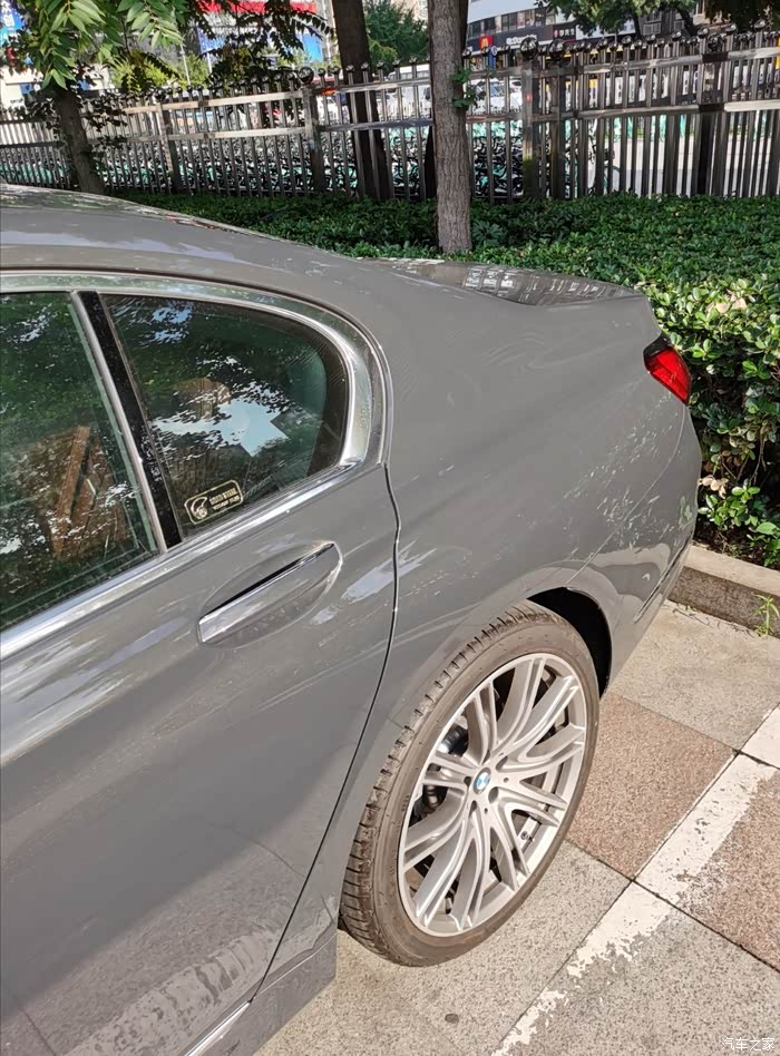 宝马7系的碧玺灰才是真正的水泥灰嘻嘻