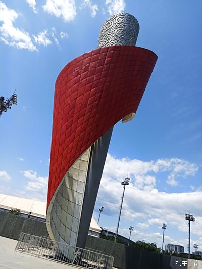 奧運火炬,鳥巢附近地標性建築物,看上去十分龐大.