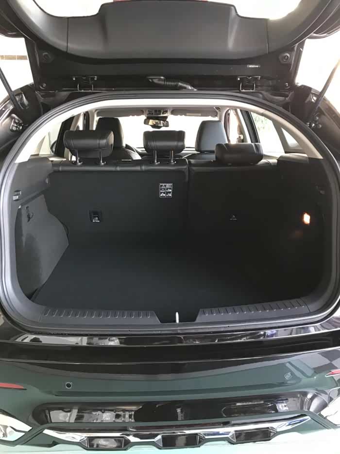 超级大气宽敞的后备箱,后排座椅支持4/6比例放倒.