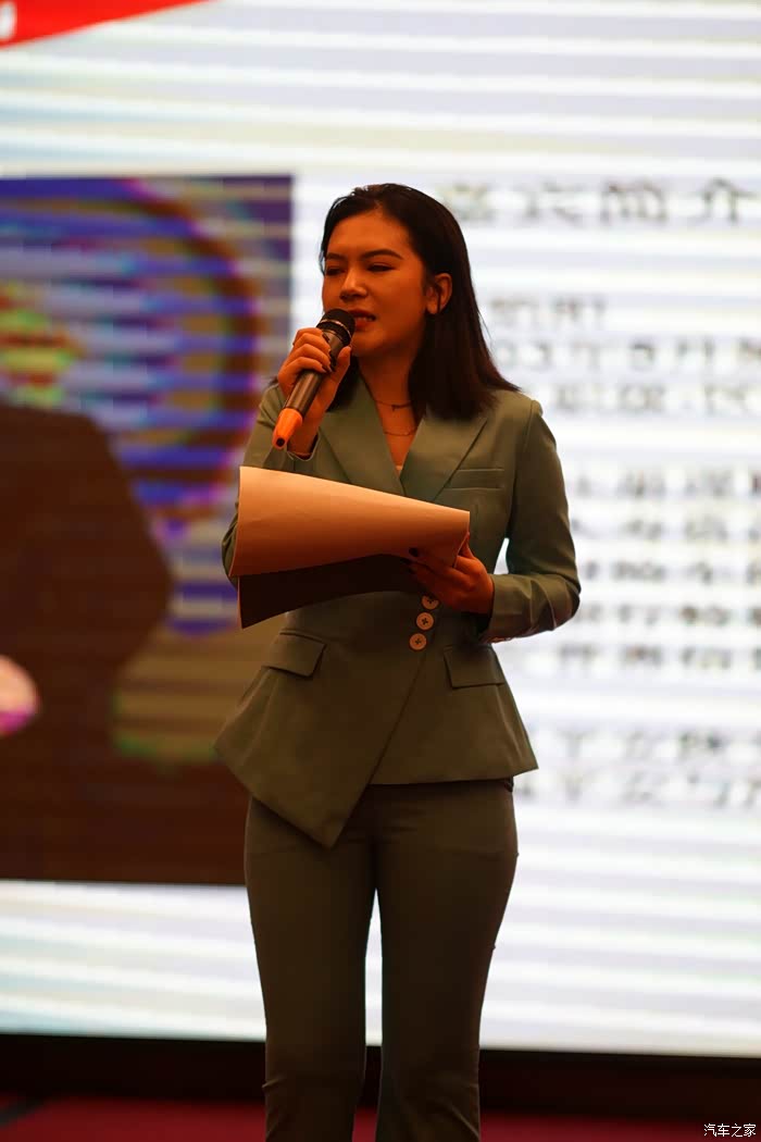 美女主持人上场!年会正式开始!