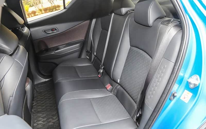 后排空间有点小了,三个人坐有点点挤.