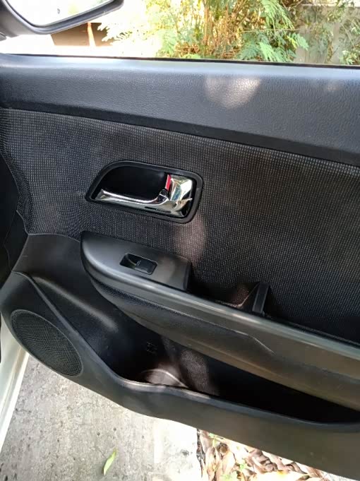 更换右前门车内门把手