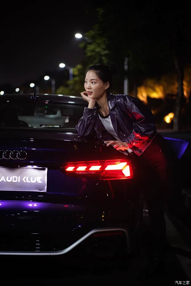 奥迪rs5coupe美女车模初体验