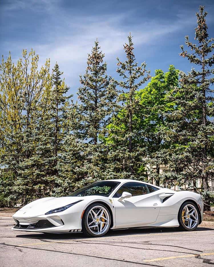 法拉利f8,白色的涂装俨然是一位白马王子.