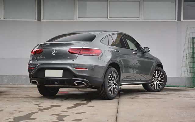 奔驰进口glc的外观采用溜背式,运动时尚,内饰也还是双拼色.