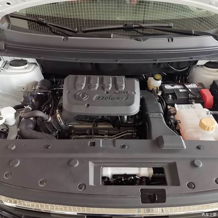 三菱1.5t的发动机,马力挺大,够用,年或十万公里的质保让人感觉很放心.