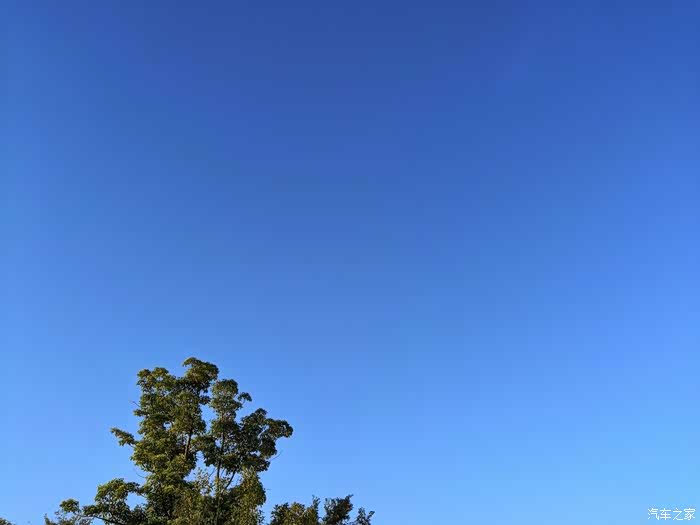 纯净澄蓝色的天空是那样的让人震撼