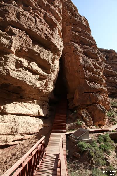 巨大岩体顺垂直节理错落形成的一线天.