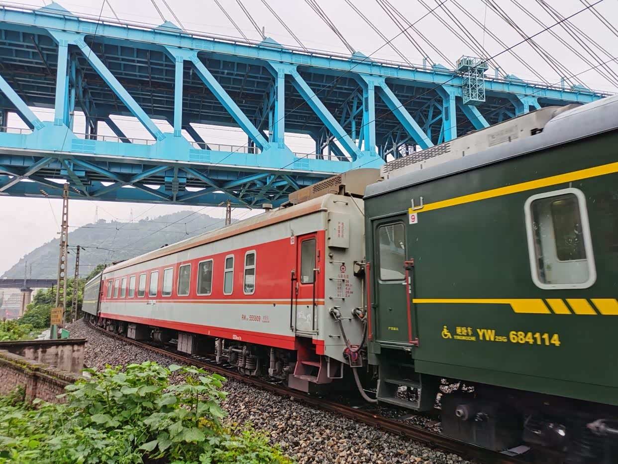 这列长途列车,是绿色和红色的混合编组,说实话,看起来是很好看