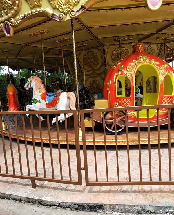 携子同游游乐场体验儿时的欢乐时光