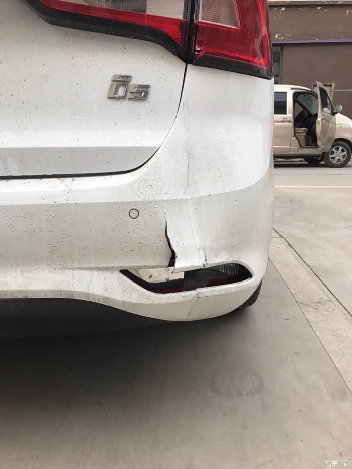 上海荣威i5首撞