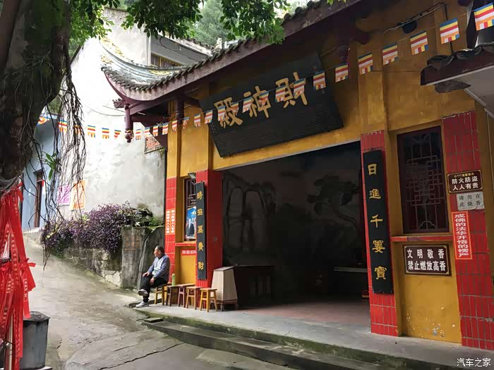 四川长安suv联盟骑云飘飞虔诚朝拜药王寺