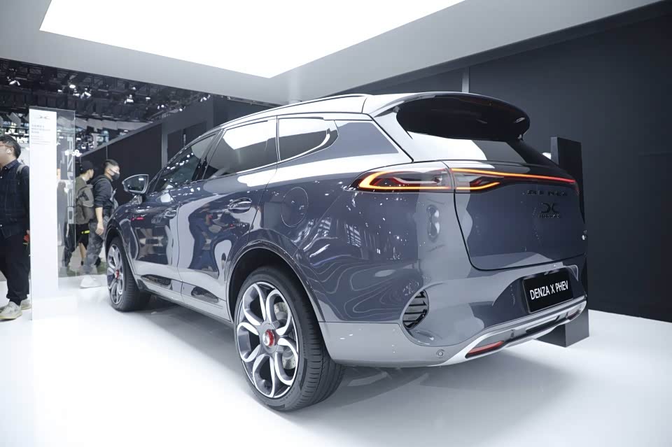 外观方面,腾势x较为前卫,整车造型圆润