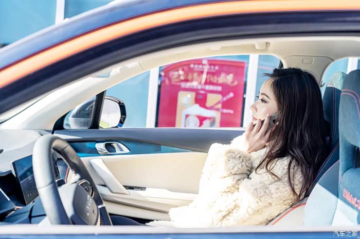 有时候我也喜欢在副驾驶的位置坐一坐,把驾驶位留给想要感受它驾驶